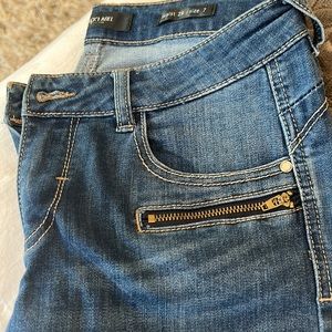 Gorgeous zipper detail denim